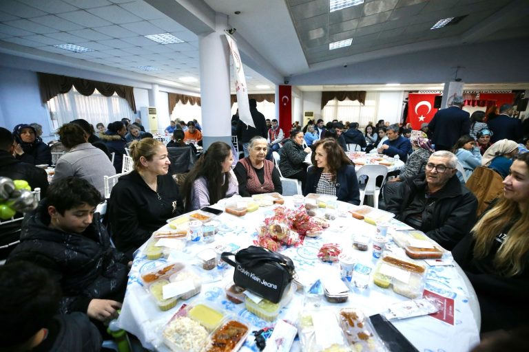 Karşıyakalılar iftar sofrasında buluştu