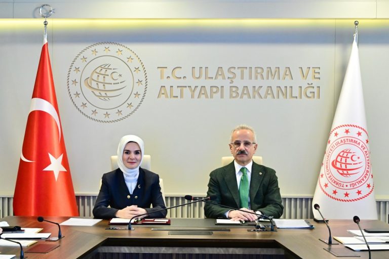 Sosyal medya için düzenleme sinyali