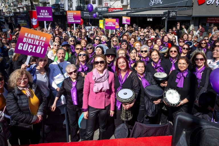 Kadınlar seslerini Konak’tan duyurdu