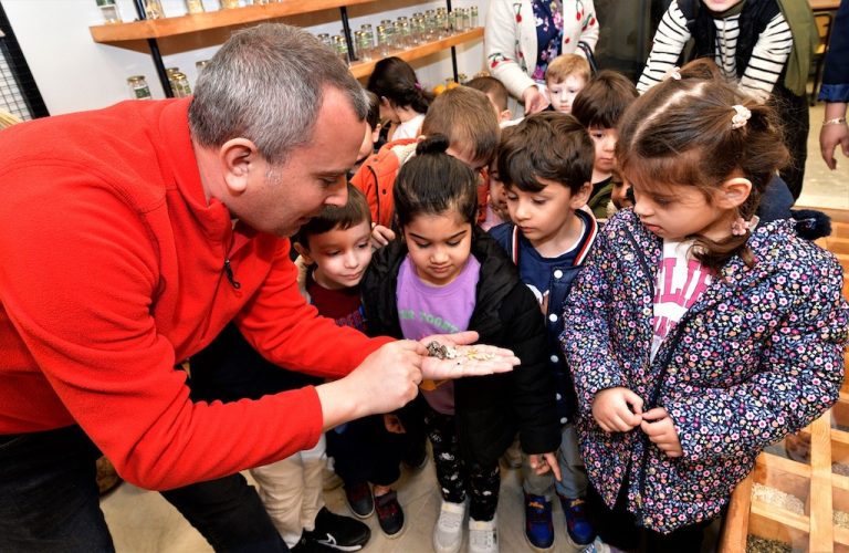 Bornova’da minik eller toprakla buluştu