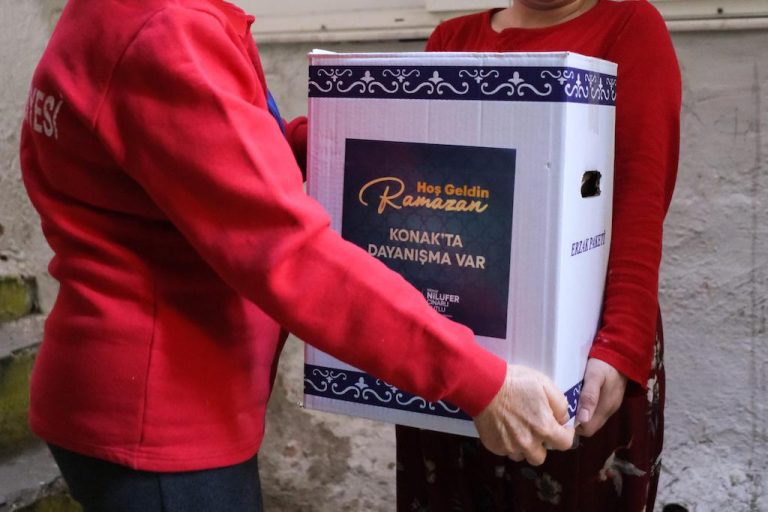 Konak’ta dayanışma kolileri vatandaşlarla buluşuyor