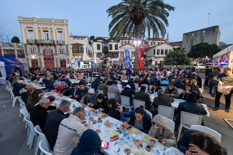 Ramazan ayının bereket sofrası Çeşme’de kuruldu