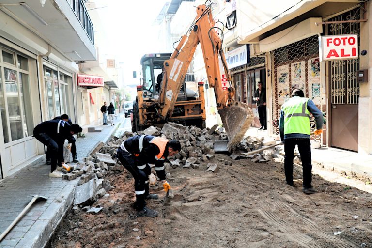 Bayraklı’nın yolları yenileniyor