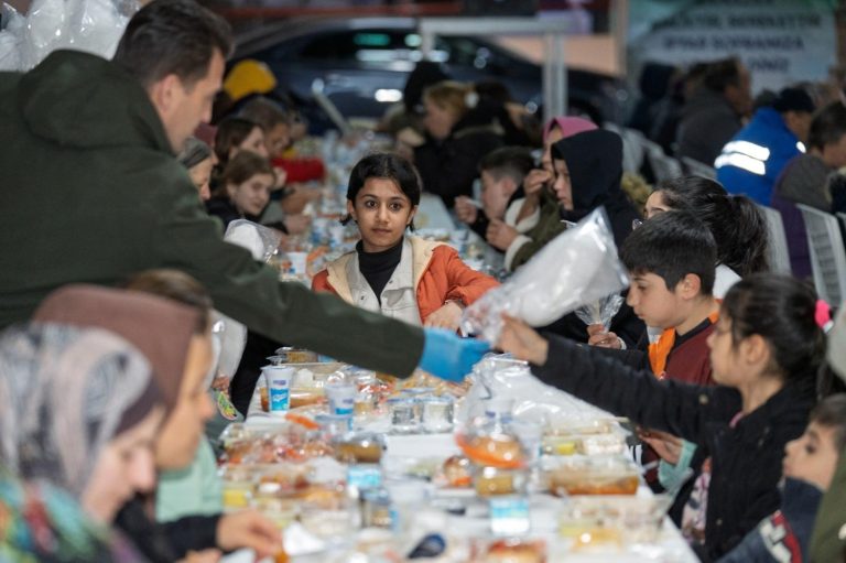 Dayanışma sofrası Bayraklı’da kuruldu