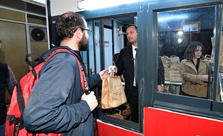 Başkan Eşki iftar kumanyası dağıttı