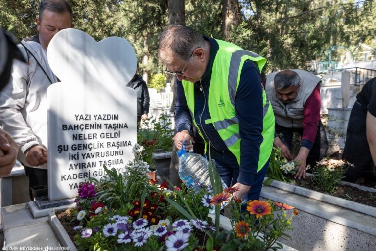 İzmirliler mezarlıkta çevre temizliği yaptı