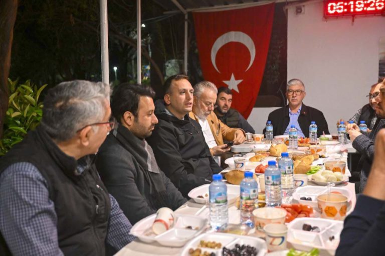 Başkan Eşki sahurda minibüsçülerle buluştu