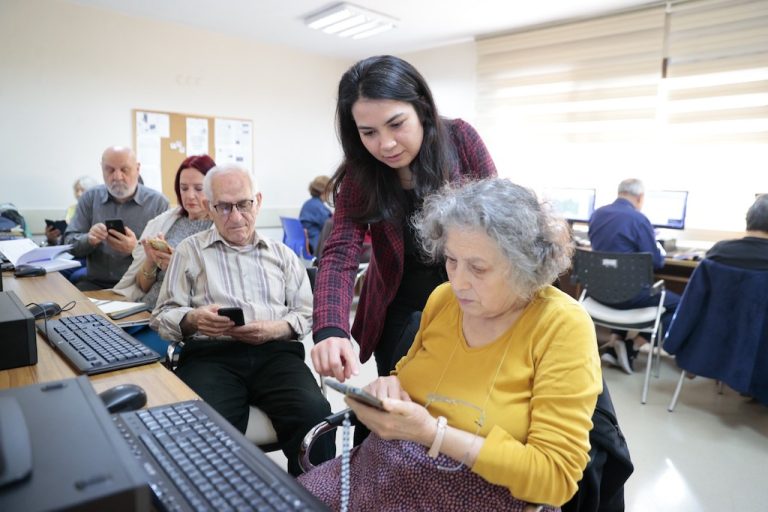 Konak’tan yaşlılara akıllı telefon kullanma kursu