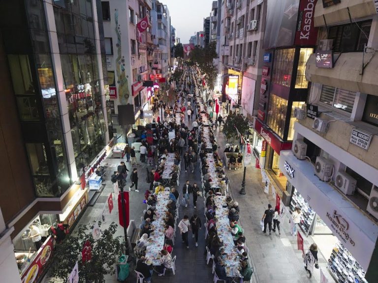 Karşıyaka Çarşısı’nda 4 bin kişilik bereket sofrası