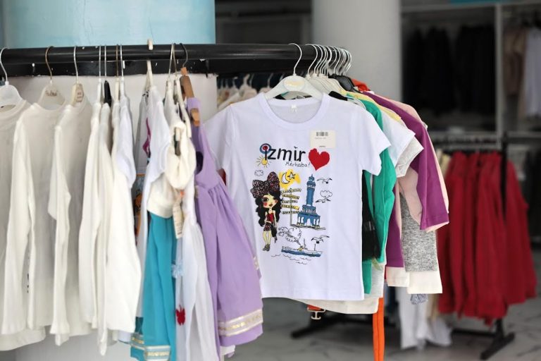 Konak’ta bayramlıklar Giysi Market’ten