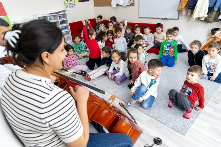 Minikler Türk müziği çalgıları ile tanışıyor 