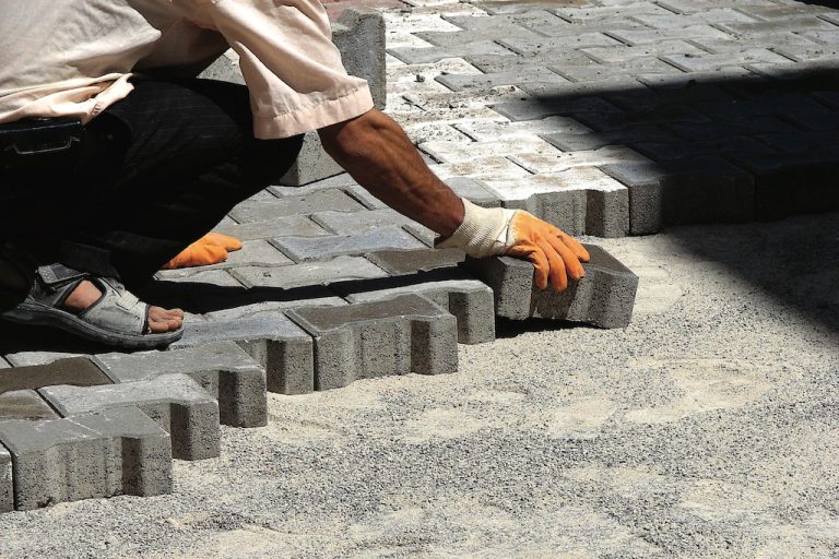 Kozan Belediyesi kilitli parke ile yol ve kaldırım bakım onarım yaptıracak
