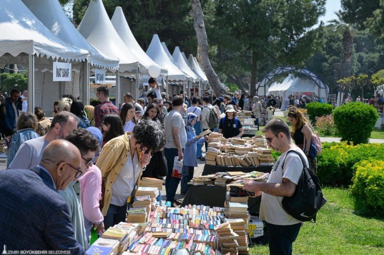 Kitapseverler’den İZKİTAP’a yoğun ilgi 
