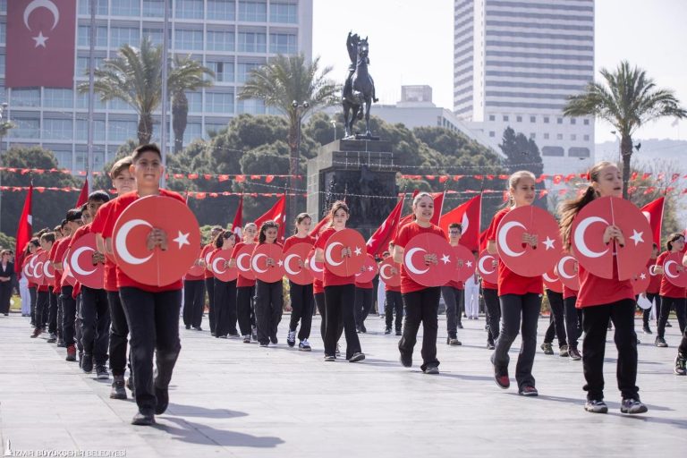 Cumhuriyet Meydanı rengarenk