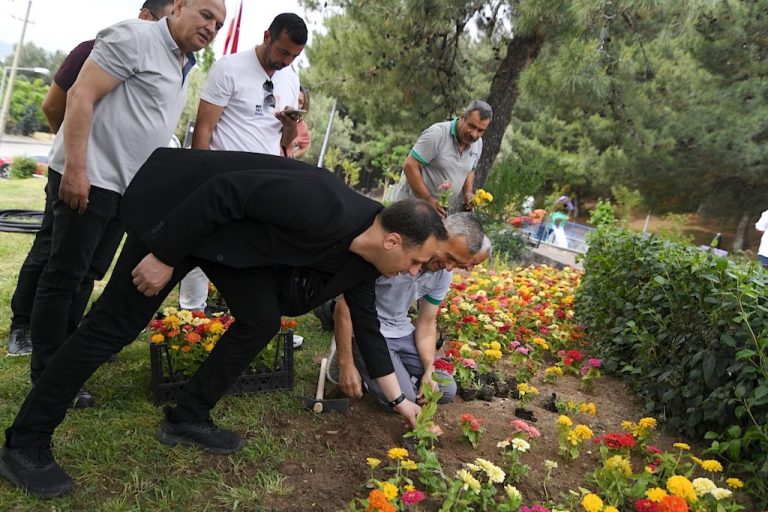 Bornova kendi çiçeğini kendi yetiştiriyor