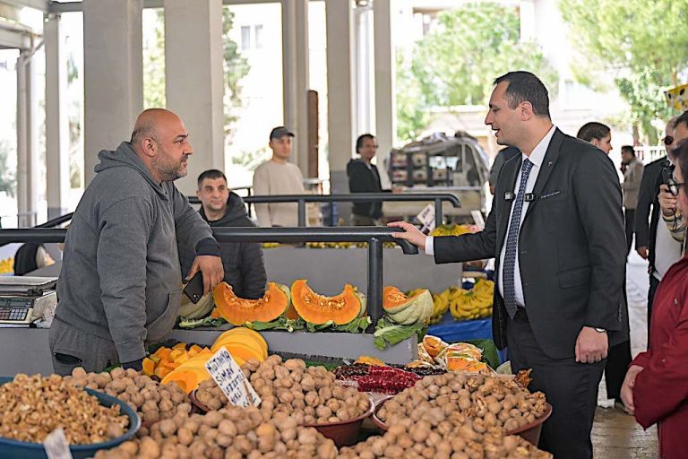 Bornova’da pazaryerleri konforlu hale getiriliyor