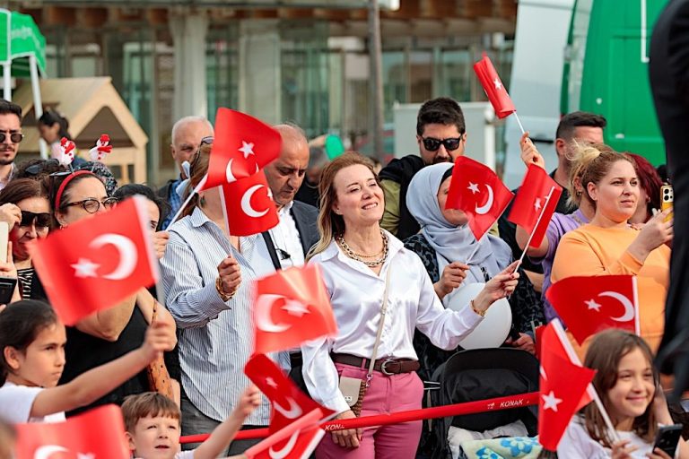 23 Nisan coşkusu Konak’ta doyasıya yaşandı
