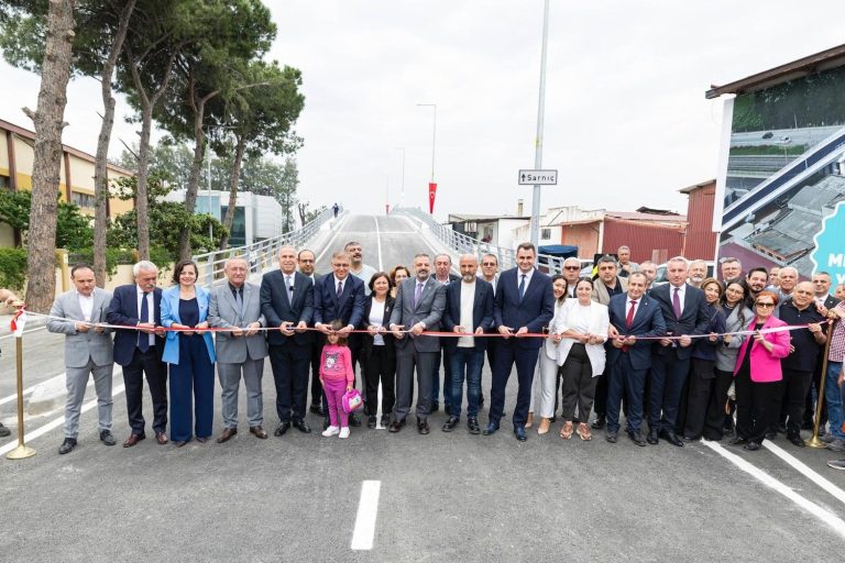 Gaziemir Hava Eğitim Yolu Üst Geçidi hizmete açıldı 