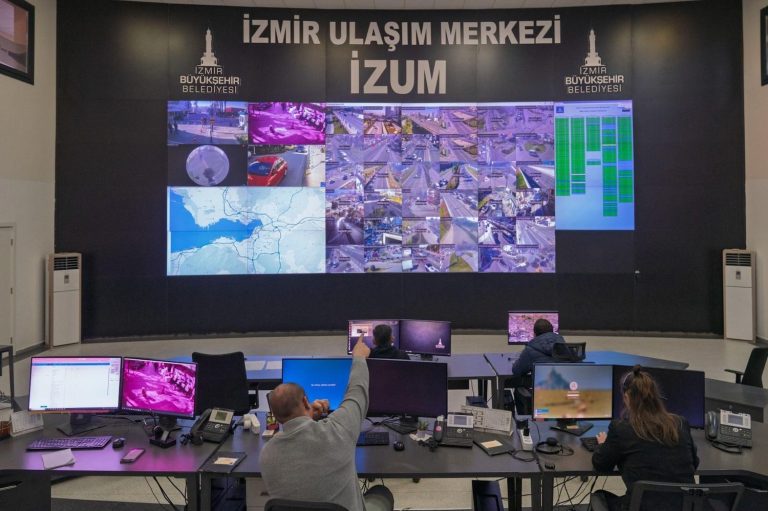 Akıllı Trafik Yönetim Sistemi İzmir’de kullanıma girdi 
