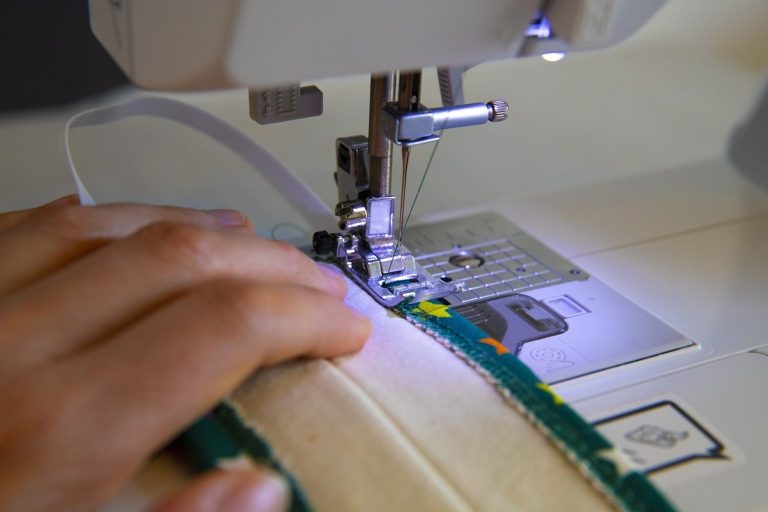 Terziler ve müşteriler arasında fiyat pazarlığı