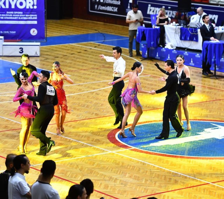 İzmir’de dansçılardan kıyasıya rekabet