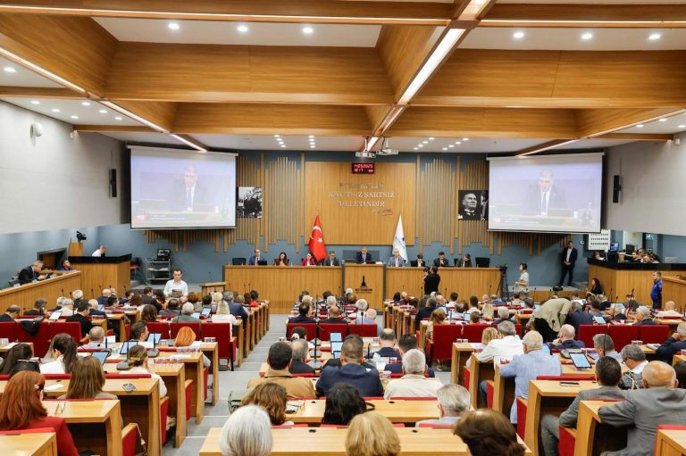 Belediyelere yeni yasa önerisine Tugay’dan yanıt