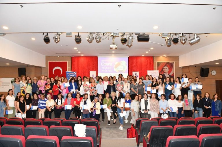 Kadınlar dijital dünyada parlıyor: 159 kadın sertifikasını aldı