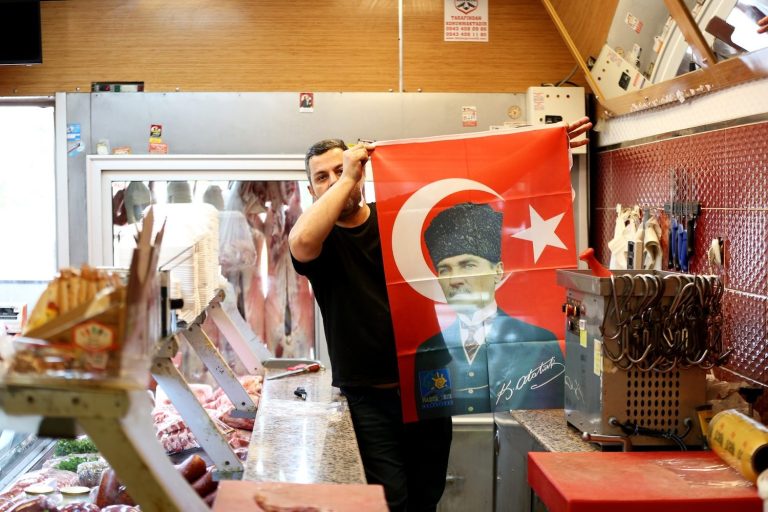 Narlıdere Belediyesi esnafa bayrak dağıttı