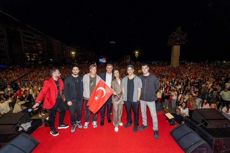 İzmir’de Duman konseri coşkusu
