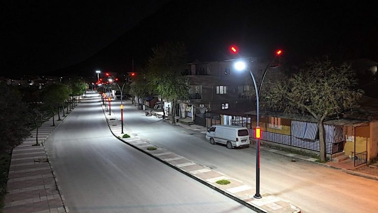 Mahalleli istedi karanlık sokak aydınlatıldı