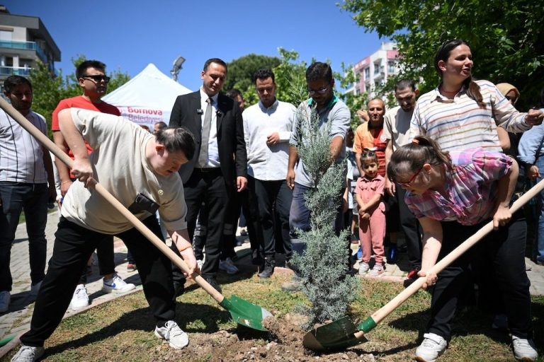Bornova’da fidanlar toprakla buluştu