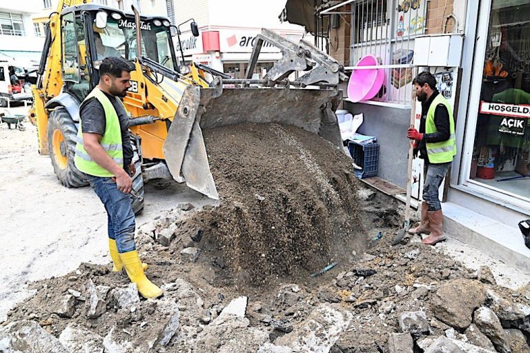 Demirci’de altyapı seferberliği sürüyor