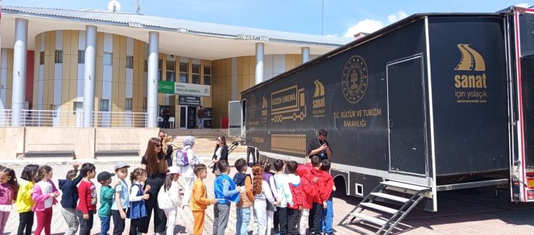 Gezen Sinema ile 895 bin çocuk sinemayla buluştu
