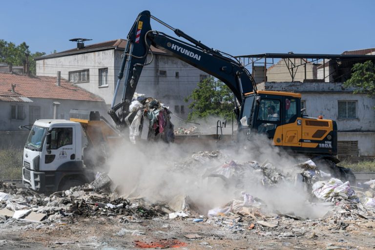 Büyükşehir’den Buca’da temizlik operasyonu