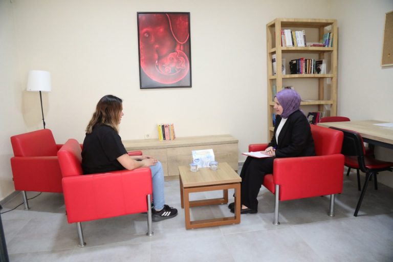 Bayraklı’da kadınlar, danışma merkezinde buluşuyor