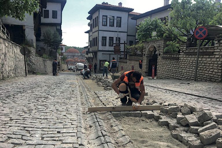 Melikgazi Belediyesi bozulan parke yolların tamiratını yaptıracak