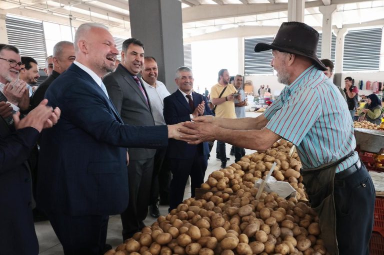 Menemen’de yeni kapalı pazar yeri açıldı!