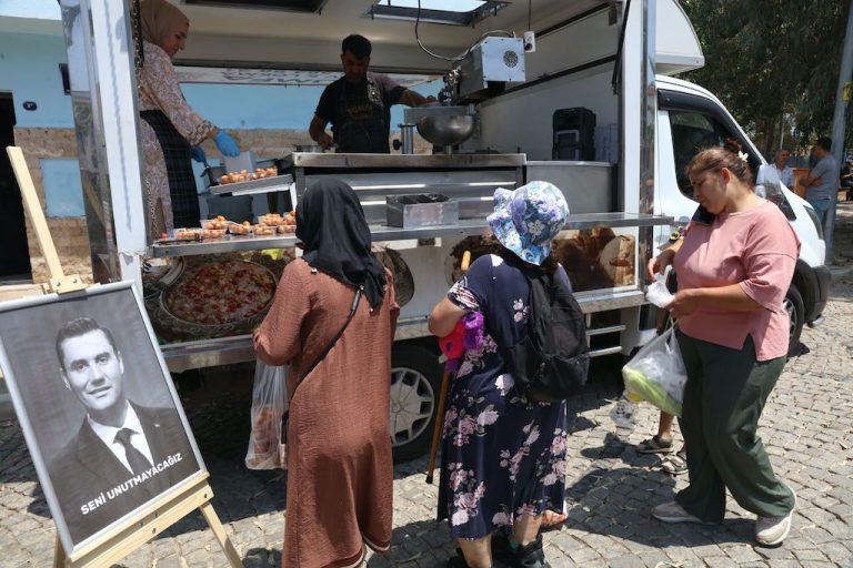 Güzelbahçe’de Ferdi Zeyrek adına lokma döküldü