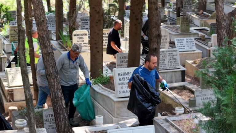 Balçova’daki mezarlıklarda bayram temizliği