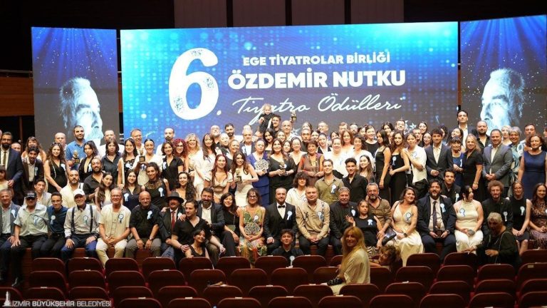 İzmir Şehir Tiyatroları’na anlamlı ödül