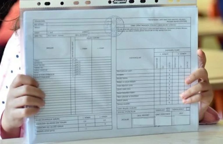 Öğrenciler karnelerini aldı