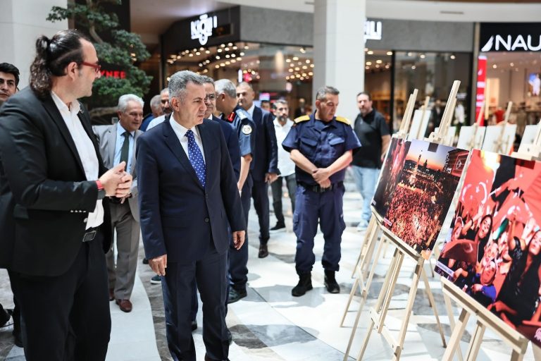 İzmir’de “15 Temmuz” konulu fotoğraf sergisi açıldı