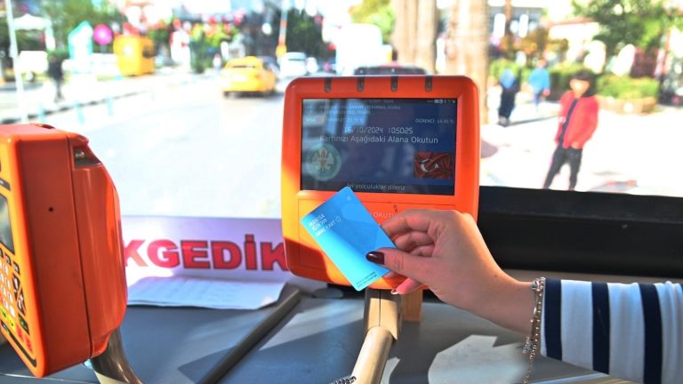 Manisa’da Anne Kart projesiyle aile bütçesine destek