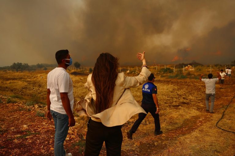 Çeşme’de yangınla mücadele sürüyor