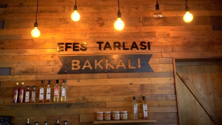 Efes Tarlası Bakkalı kadın üreticilere destek oluyor