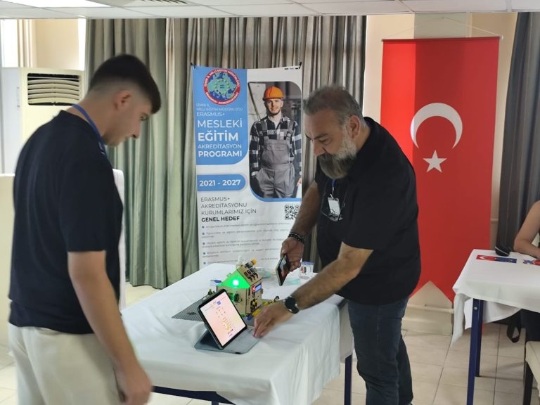 Liseliler teknolojiyle eğitimi projelerinde hayata geçirdi