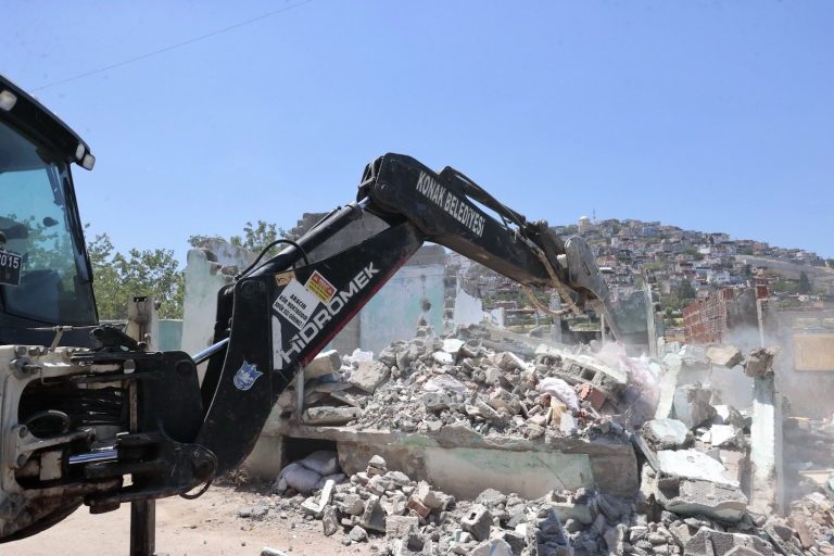Konak’ta metruk yapılara geçit yok