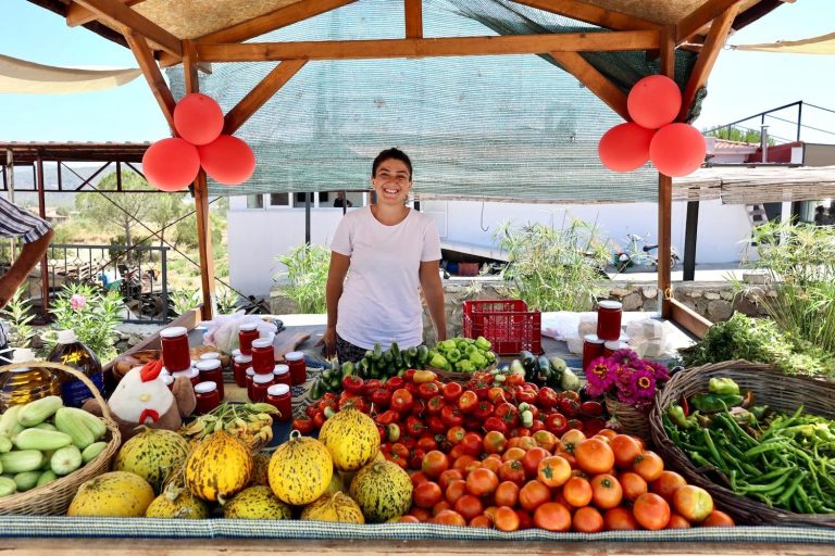 Üreticiyle tüketiciyi buluşturan Uzunkuyu Üretici Pazarı