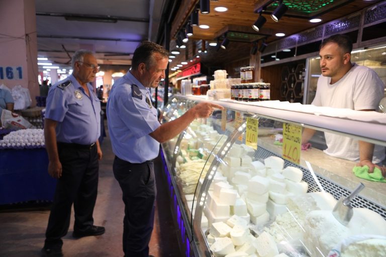 Bayraklı’da pazar yerlerine sıkı denetim