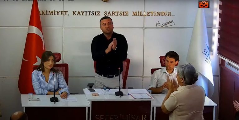 Seferihisar Belediye Meclisinde personel ayakta alkışlandı